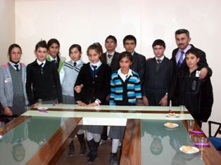 Öğrenciler Kaymakam Fidan'ı makamında ziyaret etti