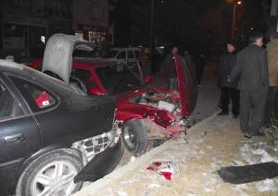 Park halindeki araçlara çarptı