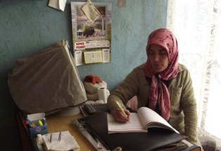 İlkokul mezunu kadının okuma azmi