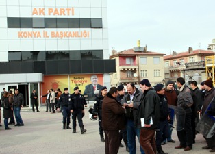 AK Parti il binası önünde eylem