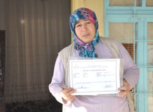 Okuma yazmayı eşiyle birlikte öğrendi