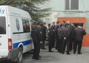 Polis memuru intihar girişiminde bulundu