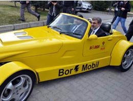 Bakanı borlu otomobille keyif çattı