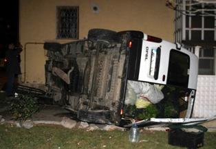 Minibüs cami duvarına çarptı