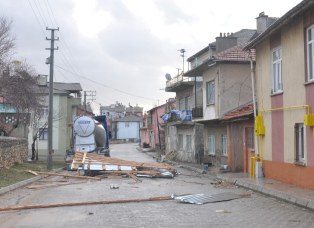 Şiddetli lodos bir evin çatısını uçurdu