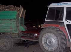 Otomobil, traktörle çarpıştı