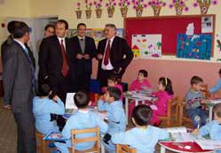 Anaokulu öğrencileri ve protokol