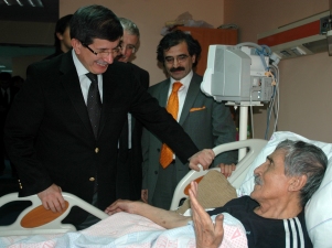 Davutoğlu'ndan geçmiş olsun ziyareti
