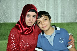 Çaresiz hastalığı hayattan bile kopartmıyor