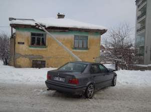 Otomobil direğe çarptı