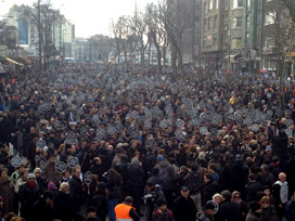 Binlerce kişi Hrant Dink için yürüyor