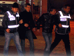 Otomobil çalıp hırsızlık yapan 3 kişi yakalandı