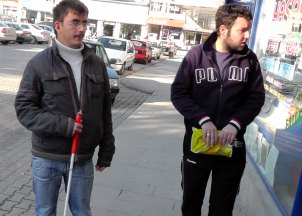 Görme engellinin valizini çaldılar
