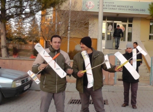 Yaptıkları model uçakları uçurmayı denediler