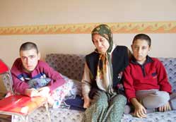 2 özürlü çocuğu için yardım bekliyor