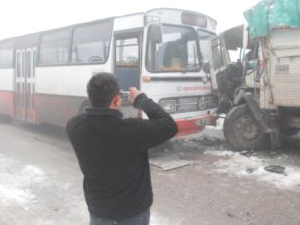 Belediye otobüsü ile kamyon çarpıştı: 4 yaralı
