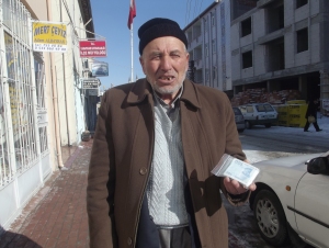 Yolda buldukları parayı sahibine verdiler