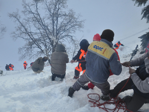 Çığın altından yaşama uzanan azim dolu mücadele