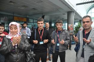Öğrenciler umre'ye uğurlandı