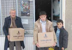 Muhtar yardımları teslim etti