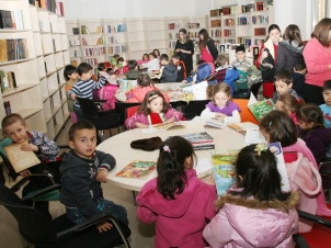 Tatillerini kütüphanede geçiriyorlar
