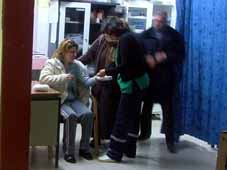 Parmağı mobilyaların arasına sıkıştı