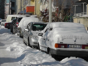 Beyşehir'de araçlara kar hapsi