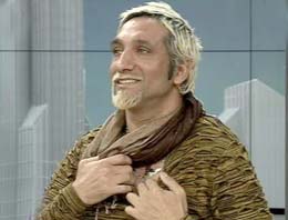 Şarkıcının boynunda Allah yazısı çıktı