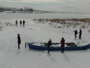 Göl üzerinde tehlikeli oyun