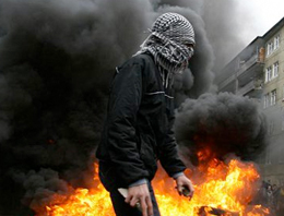 AK Parti'ye molotoflu saldırı!