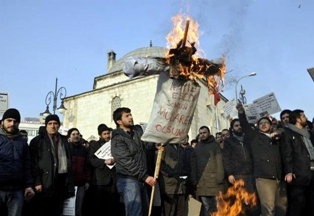 Suriye lideri Esad protesto edildi