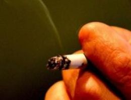Sigara içen erkekler daha çabuk bunuyor