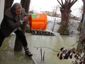 Eriyen kar, su baskınlarına yol açtı
