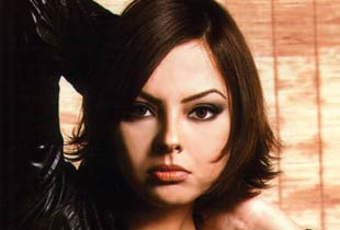 Cem Yılmaz'a ilk hediye Gündeş'ten