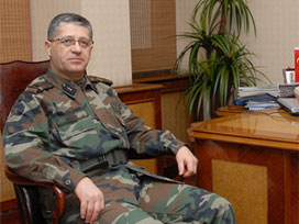 Makarna soğuk diye askerin dizini kırdı