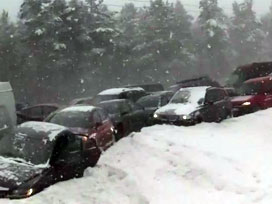 100 aracın karıştığı kaza anı kamerada