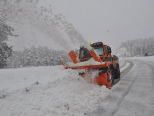Kayaların düştüğü karayolu ulaşıma kapandı