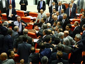CHP Meclis kürsüsünü işgal etti!