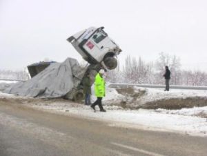 Kaza yapan tır şaha kalktı