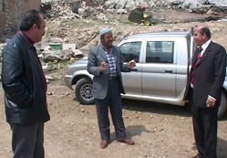 Tikli muhtarı Tatlıses oynatıyor