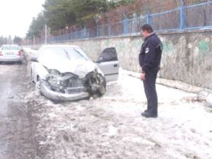 Aydınlatma direğine çarptı: 3 yaralı