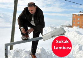 Direk tepesinde ayakkabı bağladı!