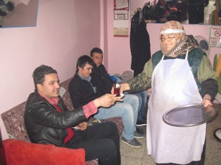 75 yaşında çaycılık yapıyor