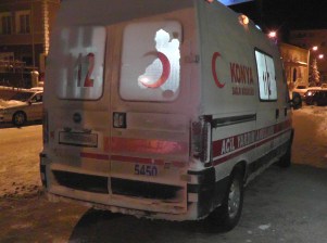 Ambulans karda mahsur kaldı