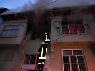 Ahşap binada korkutan yangın