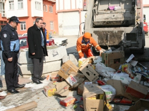 Seydişehir'de bozuk gıdalar imha ediliyor