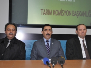 Çiftçilerimiz kepçe ile verip kaşıkla alıyor