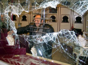 Kazmayla sarraf soyup, otomobil aldılar