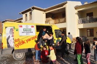 İHH-AYDER Depremzede ailelere gıda yardımı yaptı