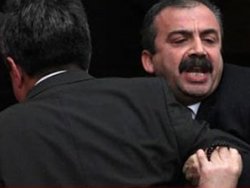 Sırrı Süreyya ile mahkeme başkanı birbirine girdi